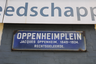 904522 Afbeelding van het oud type straatnaambord Oppenheimplein aan de zijgevel van de ijzerwarenwinkel van Van Rumpt ...
